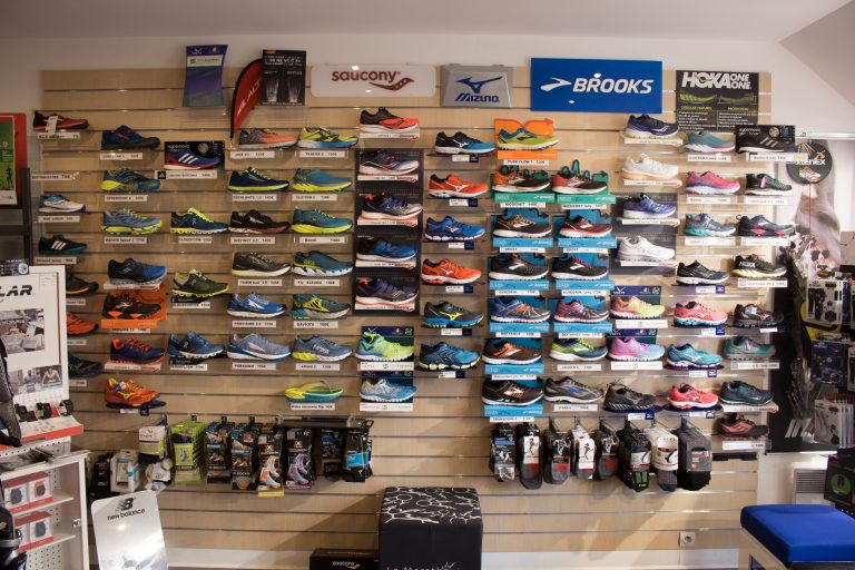 photo de l'intérieur de la boutique de running de sartrouville ou l'on voit toutes les gammes de chaussures exposées